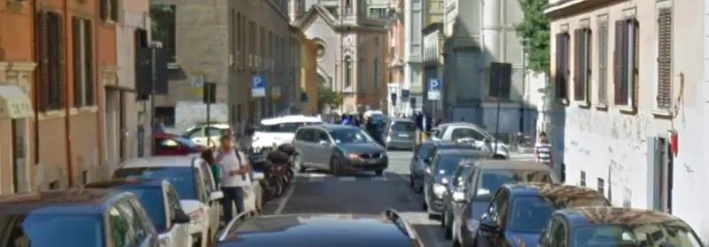 Raffica di calci e pugni al titolare del negozio Poi il tunisino lo rapina