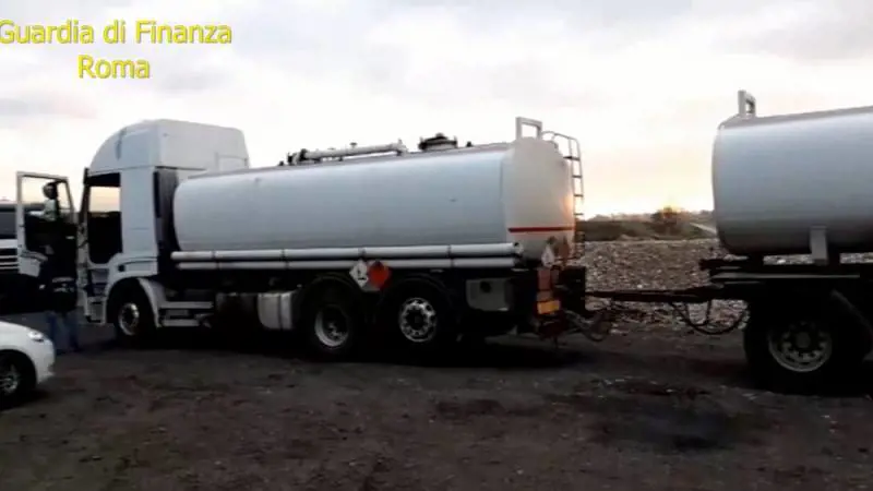 Carburante di contrabbando a prezzi stracciati: 16 arresti