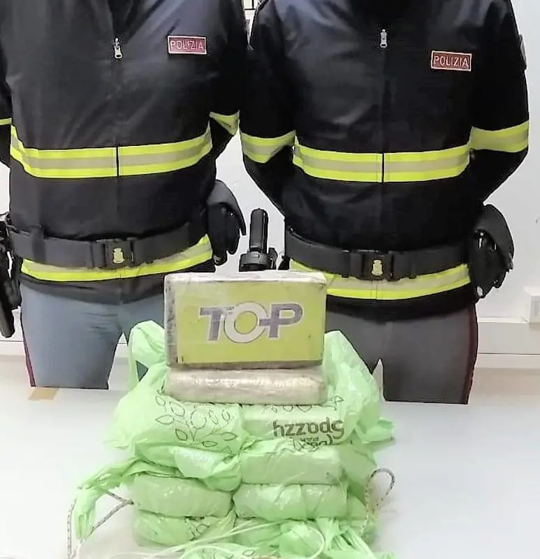 Aveva 10 chili di cocaina in macchina, arrestato corriere della droga