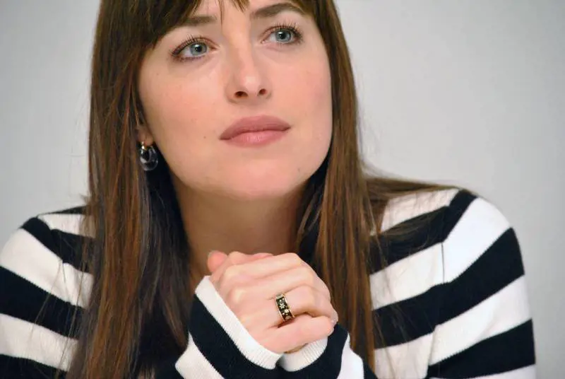 Dakota Johnson a colpi di gaffe, intervista imbarazzante con Ellen DeGeneres