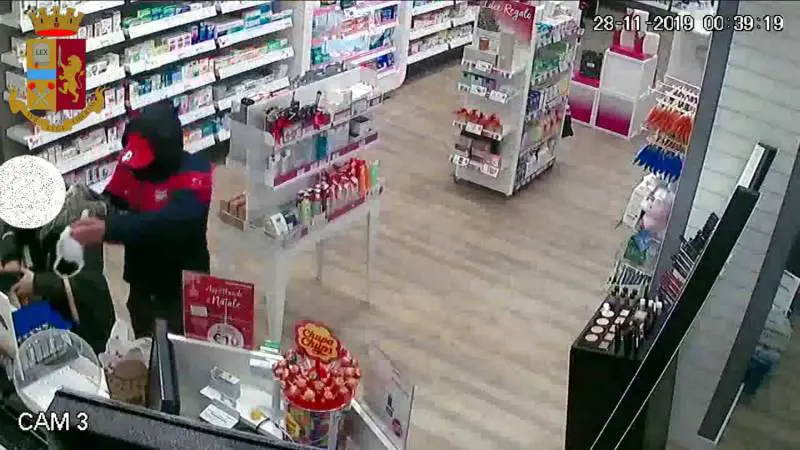 Entra in farmacia con una pistola e ruba 300 euro, rapinatore seriale trovato nella sua cantina