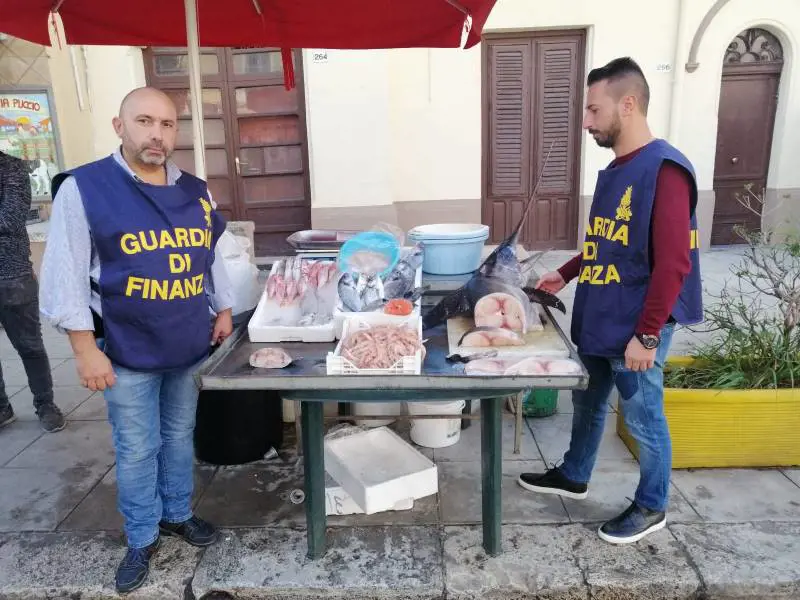 Pesce non tracciabile e mal conservato: scattano sequestri e multe