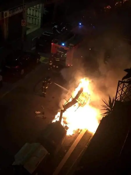 Roma, bruciano i cassonetti: si cerca piromane