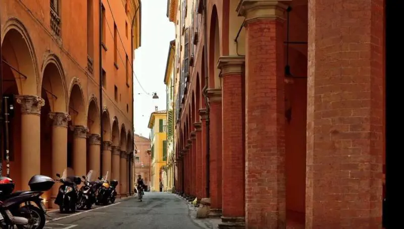 "Basta, non fate rumore". E i magrebini pestano il negoziante