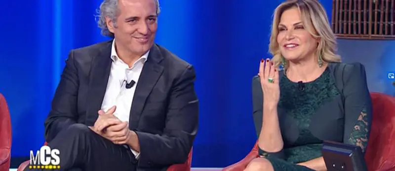 Simona Ventura mostra l'anello di fidanzamento: uno smeraldo da capogiro