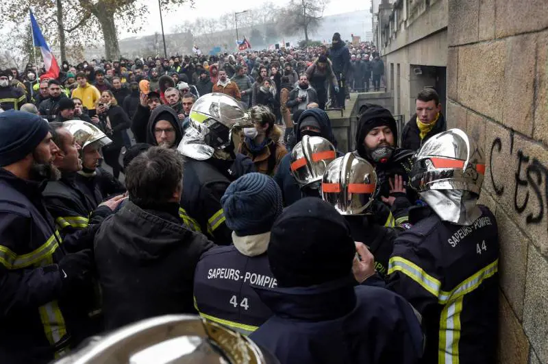 Pestaggi, violenza, omertà e disagi: cosa significa fare il poliziotto in Francia