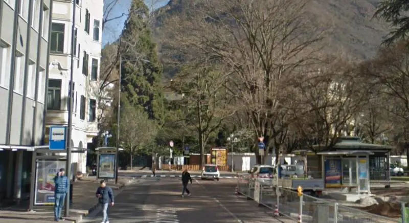 Bolzano, stranieri ballano in strada e prendono a testate un autista