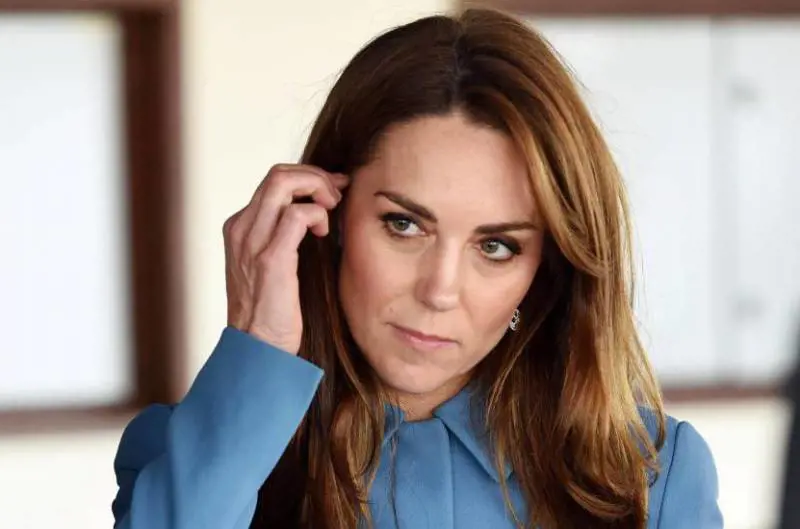 Vestito rosso fuoco per Kate Middleton e il look fa impallidire la duchessa di Sussex