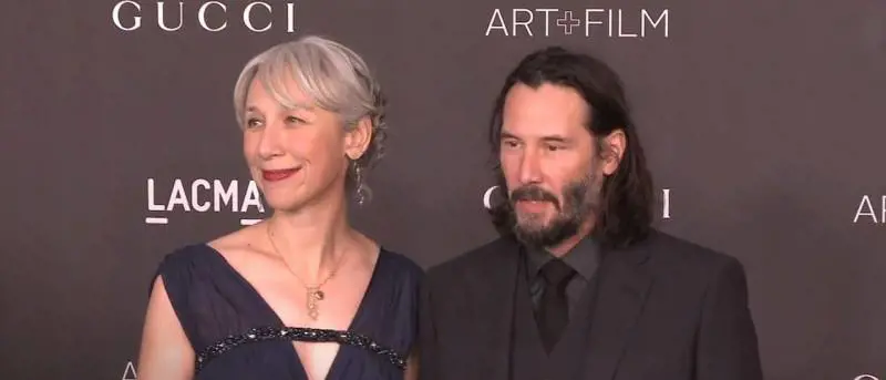 La fidanzata di Keanu Reeves spiega sui social perché ha i capelli bianchi