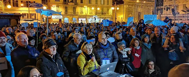 Sondaggi, Sardine al 12% rubano voti a Pd e M5S