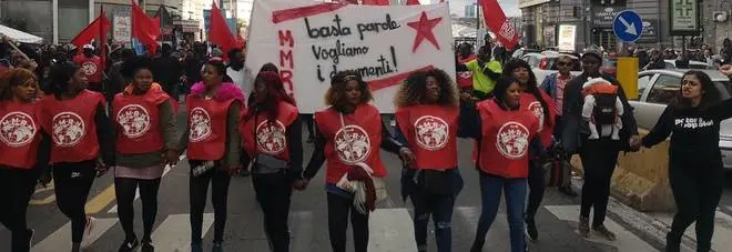 A Napoli ora sfilano le sardine "nere": "Dateci permesso di soggiorno"