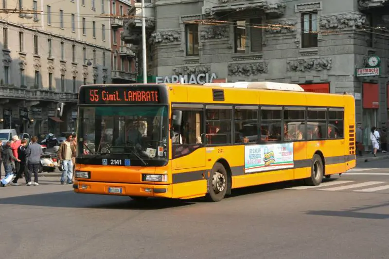 Chiede a sordomuto di spostarsi per farla salire sul bus ma lui non sente, ucraina lo schiaffeggia