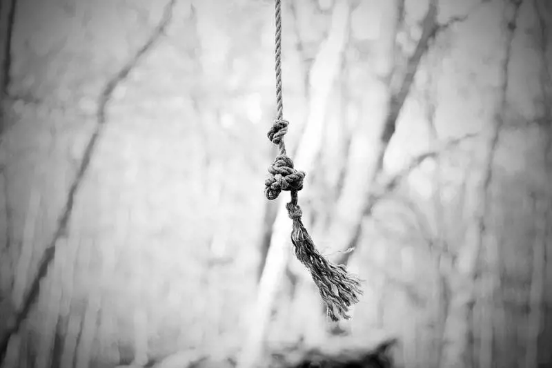 Marocchino lega per il collo la moglie ad un albero perché vuole divorziare