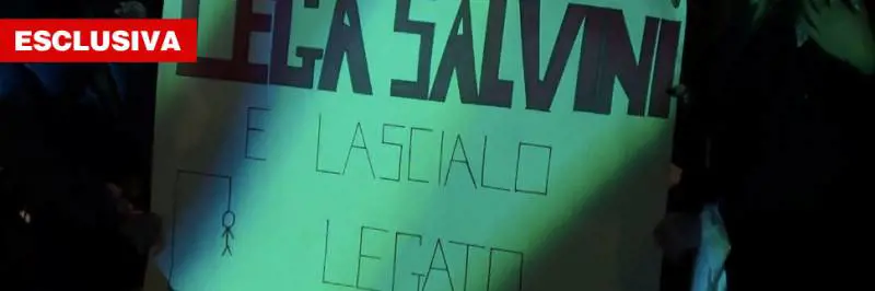 L'attacco choc delle sardine: Salvini impiccato sui manifesti
