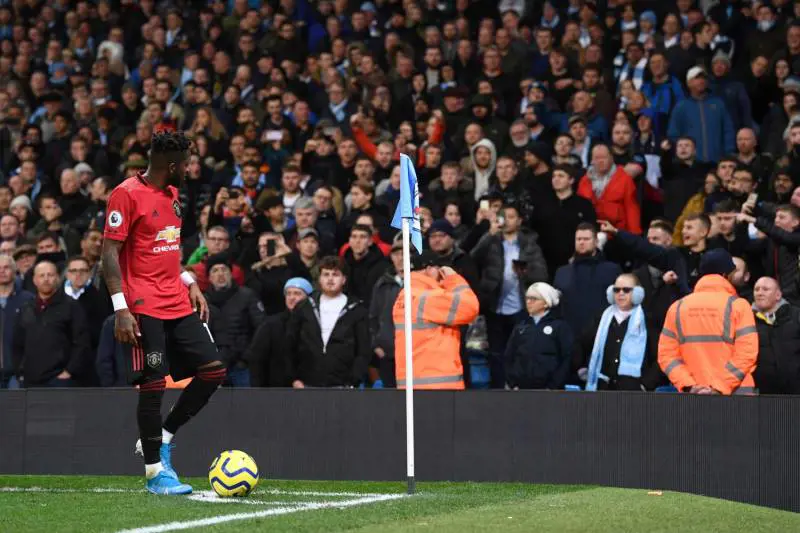 Derby di Manchester, tifoso mima il gesto della scimmia: bandito dallo stadio