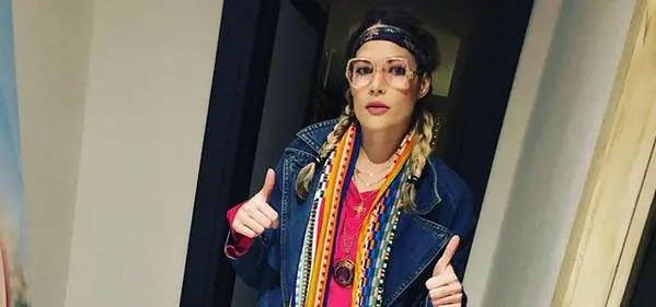 Hater contro il dito medio del figlio di Laura Chiatti, lei: "Pensa ai ca...tuoi"