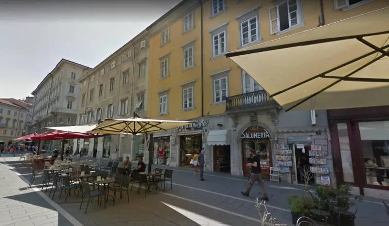 Trieste, smaschera la truffa e il romeno lo pesta: 17enne in ospedale