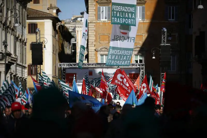 Gli operai dell'ex Ilva in piazza contro Mittal