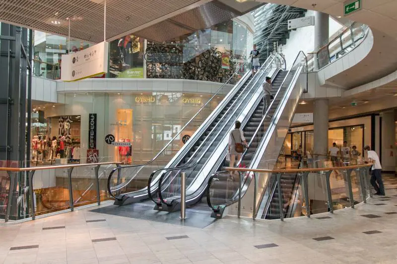 Terrore al centro commerciale: adolescente picchiato e accoltellato da baby gang