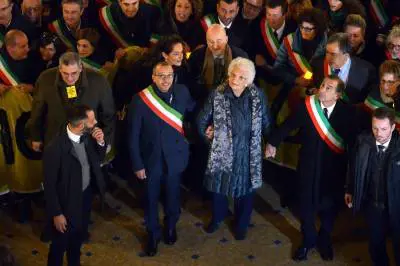Sindaci in piazza con la Segre. Gli azzurri: no antisemitismo
