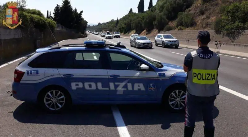 Folle lancia masso da 8 kg e cartello stradale da cavalcavia A4