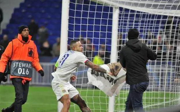 Lione, Depay shock: "I tifosi ci hanno sputato in faccia"