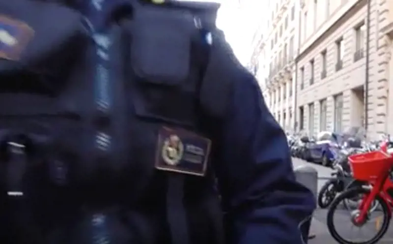 Roma, videomaker riprende gli agenti. Il vigile: "Se sto senza divisa ti spacco questa in testa"