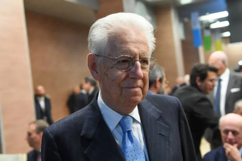 Monti ora dà lezioni, ma dimentica i tagli alla sanità