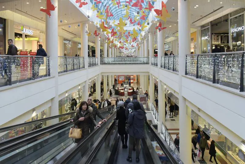 "L'aria condizionata può favorire i contagi nei centri commerciali"