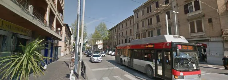 Ancona violenta, ghanese stacca a morsi il dito a un commerciante