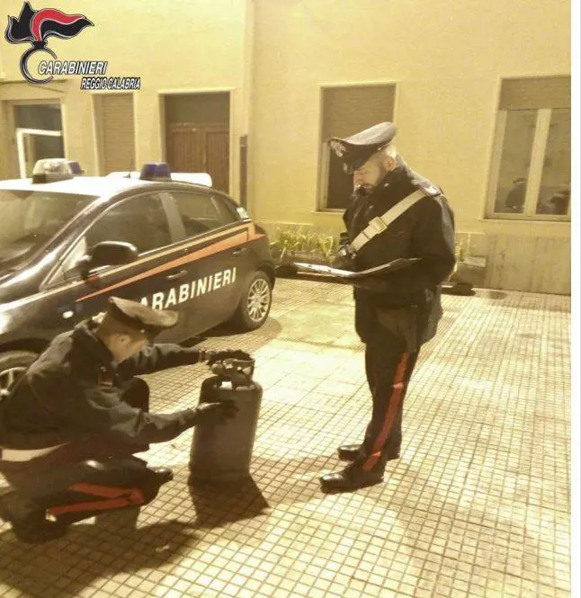 Clandestino tenta di far esplodere una bombola: espulsi in cinque