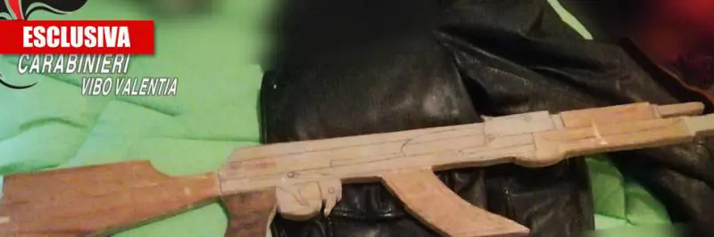 Un kalashnikov giocattolo: così la 'ndrangheta arruola i bambini