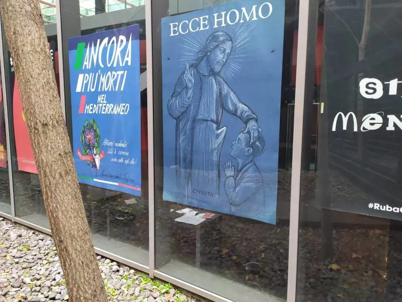 Manifesto choc al Macro, Gesù ha un'erezione davanti a un bimbo 