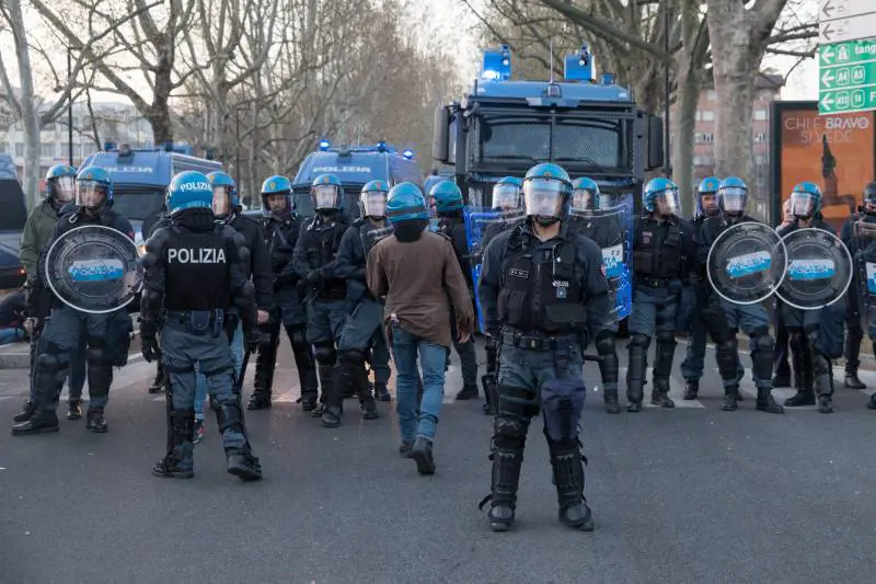 I poliziotti rischiano la vita per noi. Ma lo Stato li paga meno di una colf