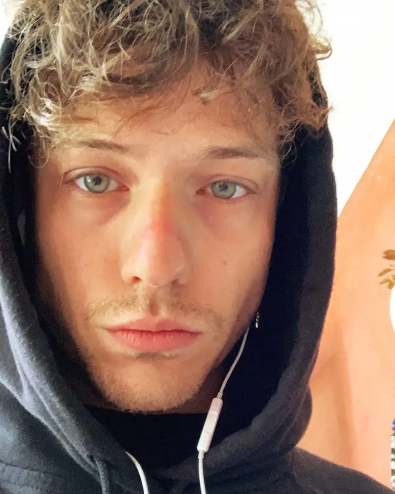 Irama dice addio ai social, fan ​in agitazione: "Devo allontanarmi"