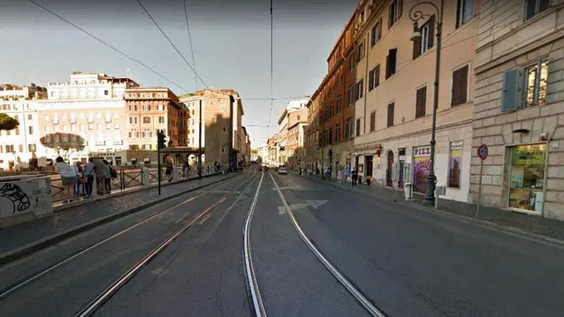 Voleva andare sulla corsia per i tram: tassista picchiata