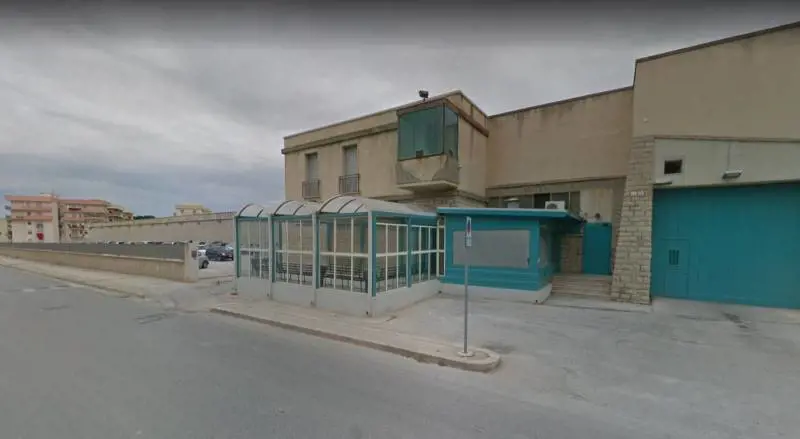 Trapani, detenuto nigeriano pesta 4 agenti e li manda in ospedale