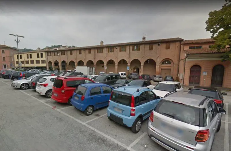 Carabinieri lo aiutano, nigeriano ubriaco li ferisce: subito libero