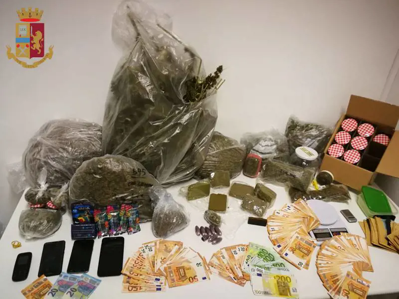Usavano i social per la vendita di droga: arrestati 3 pusher