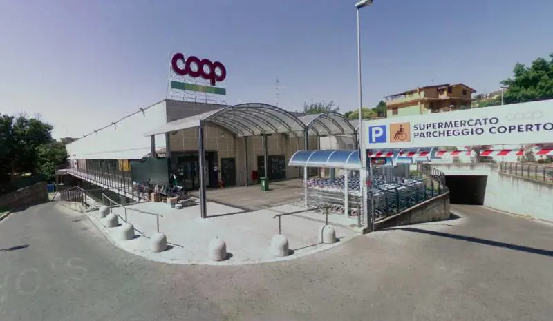 Lite per l'elemosina: nigeriano stacca dito al connazionale rivale