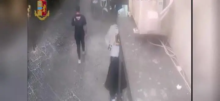 Anziana scippata nei Quartieri Spagnoli: preso il ladro grazie alla videosorveglianza