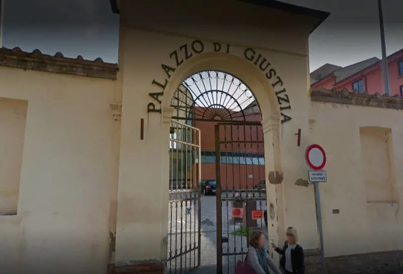 Bottigliate ai carabinieri: la furia di un clandestino che torna subito in libertà