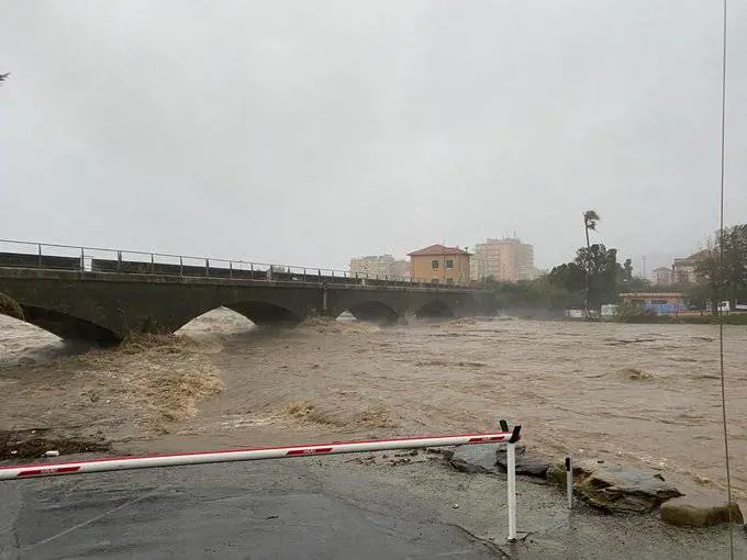 Allerta rossa in Liguria, esonda il fiume Armea a Sanremo