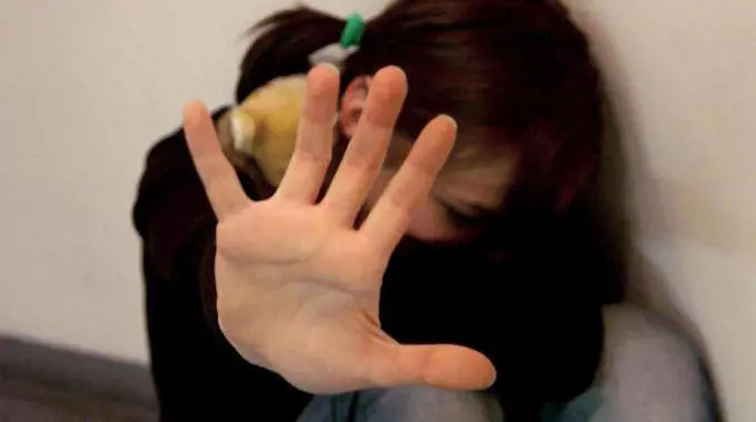 Violenta la figlia minorenne della convivente: arrestato 41enne a Melito