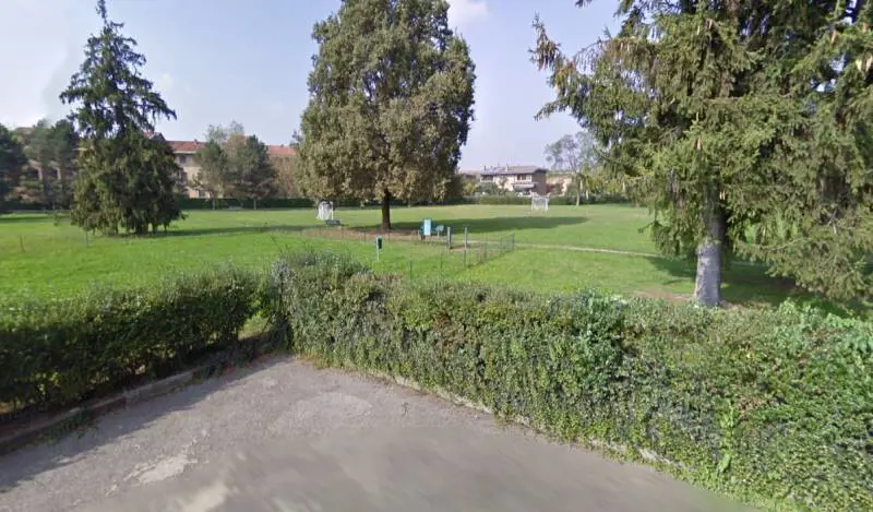 Assale una ragazza alle spalle, poi la palpeggia