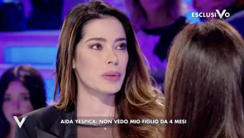 Il dramma di Aida Yespica: "Non posso raggiungere mio figlio"