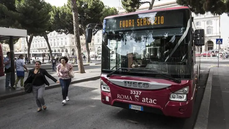 Autista Atac minacciato di morte, accusa malore e ferma il bus