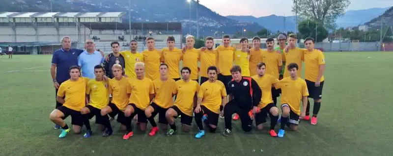 "Terroni di m... negri". Cori razzisti contro i calciatori avversari