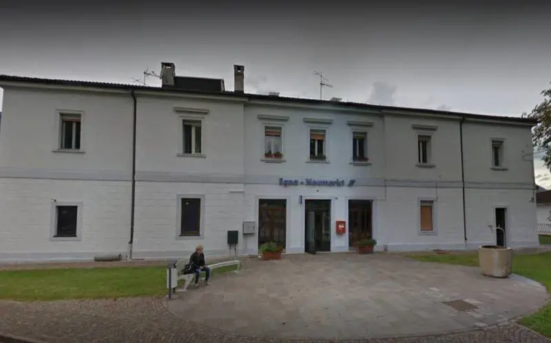 Pugni e calci al capotreno che li trova senza biglietto: solo una denuncia per 3 stranieri