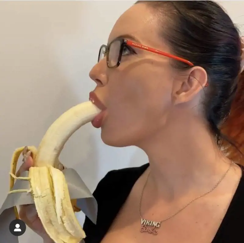 La provocazione dell'influencer a Cattelan